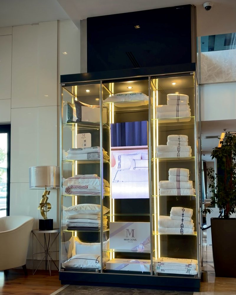TRYP by Wyndham Basın Ekspres otel lobisindeki Mordens vitrini